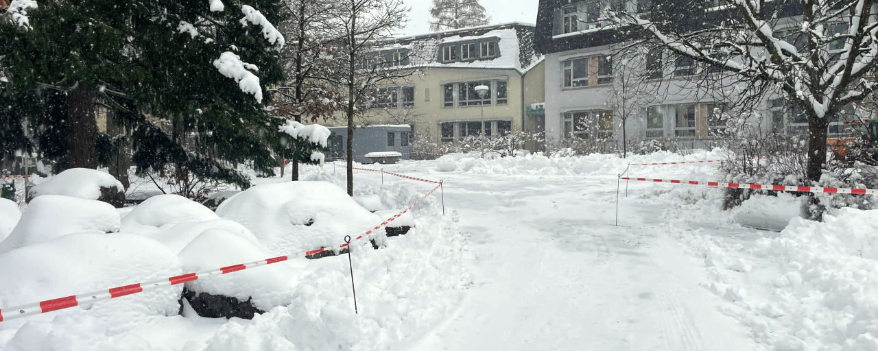 Sicherheitsmaßnahmen auf dem Schulgelände bei winterlichen Bedingungen